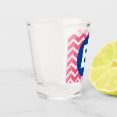 Bright Pink and White Chevron Pattern Monogram Schnapsglas (Links)