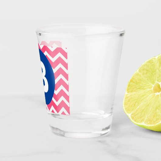 Bright Pink and White Chevron Pattern Monogram Schnapsglas (Rechts)