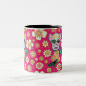 Bright Pink Drollery Floral von Natalie Schorr Zweifarbige Tasse (Mittel)