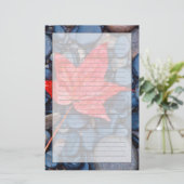 Bright Red Fall Leaf Briefpapier (Stehend Vorderseite)