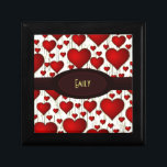 Bright Red Hearts Pattern with Burgundy Nameplate Geschenkbox<br><div class="desc">Ein Muster hellroter romantischer Herzen,  einige große kleine auf einem gelben Hintergrund. Feine schwarze Linien zwischen den Herzen geben ihm eine interessante Textur. Personalisieren / anpassen mit einem Namen oder Initialen,  die in einem extravaganten dunkelroten bordeauxroten ovalen Namenschild in der Mitte des Designs geschrieben sind.</div>