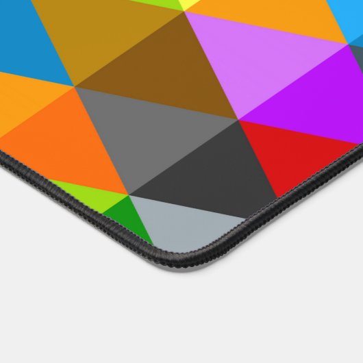 Bright Retro farbige Dreiecke Muster Monogram Schreibtischunterlage (Ecke)