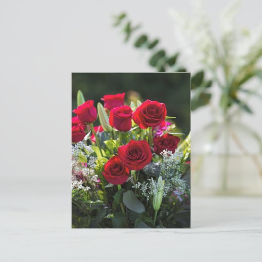 Bright Romantische Rote Rose Bouquet Postkarte (Stehend Vorderseite)