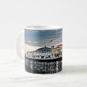 Brighton Pier & Cloudy Sky Digitales Gemälde Kaffeetasse (Vorderseite Links)