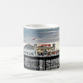 Brighton Pier & Cloudy Sky Digitales Gemälde Kaffeetasse (Mittel)