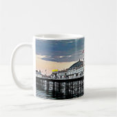 Brighton Pier & Cloudy Sky Digitales Gemälde Kaffeetasse (Links)