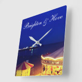 Brighton und Hove Beach zur Nachtzeit Quadratische Wanduhr (Winkel)
