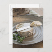Brikkäse auf Teller Postkarte (Vorne/Hinten)