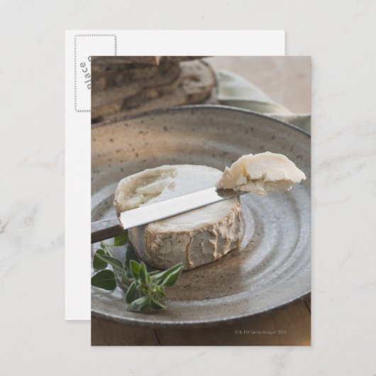 Brikkäse auf Teller Postkarte (Vorne/Hinten)
