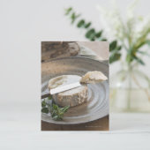 Brikkäse auf Teller Postkarte (Stehend Vorderseite)