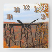 Brillant farbige Herbstleeves an der Kinzua-Brücke Quadratische Wanduhr (Vorderseite)