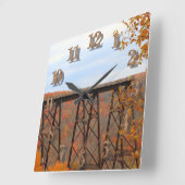 Brillant farbige Herbstleeves an der Kinzua-Brücke Quadratische Wanduhr (Winkel)