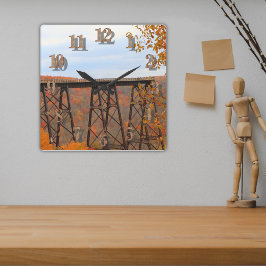 Brillant farbige Herbstleeves an der Kinzua-Brücke Quadratische Wanduhr