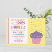 Brillante Cupcake Sprinkles Geburtstagskarte Einladung (Stehend Vorderseite)