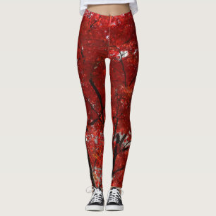 Brillante rote Blätter vom Herbst über Leggings