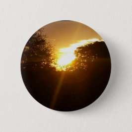 Brillanter Sonnenaufgang über den Bäumen Button