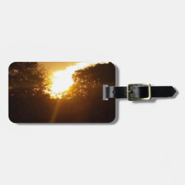 Brillanter Sonnenaufgang über den Bäumen Gepäckanhänger