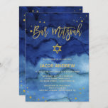 Brilliant Blau und Imitate Gold Bar Mitzvah Einladung<br><div class="desc">Diese farbenfrohen,  modernen Bar Mitzvah-Einladungen zeichnen sich durch einen trendigen,  blauen Aquarellhintergrund aus,  mit Imitaten goldgeschriebenen Drehbüchern,  Star of David und Akzenten.</div>