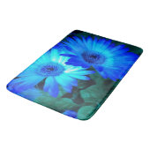 Brilliant Blue Daisies Bath Mat Badematte (Schrägansicht)