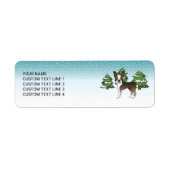 Brindle Boston Terrier in einem Winterwald (Vorne)