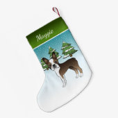 Brindle Boston Terrier in einem Winterwald & Name Kleiner Weihnachtsstrumpf (Rückseite (Hängend))