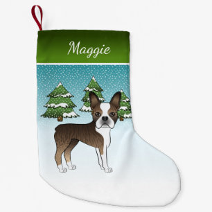 Brindle Boston Terrier in einem Winterwald & Name Kleiner Weihnachtsstrumpf
