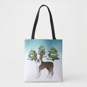 Brindle Boston Terrier in einem Winterwald Tasche