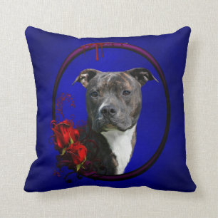 Brindle pitbull mit Rosen Kissen