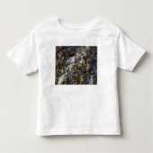 Brine fällt aus vulkanischem Gestein ab 2 Kleinkind T-shirt (Vorderseite)
