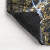 Brine fällt aus vulkanischem Gestein ab 2 Mousepad (Ecke)