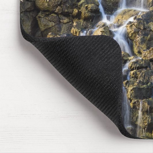 Brine fällt aus vulkanischem Gestein ab 2 Mousepad (Ecke)