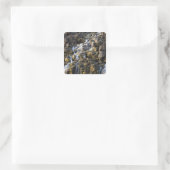 Brine fällt aus vulkanischem Gestein ab 2 Quadratischer Aufkleber (Tasche)