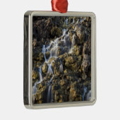 Brine fällt aus vulkanischem Gestein ab 2 Silbernes Ornament (Rechts)