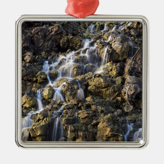 Brine fällt aus vulkanischem Gestein ab 2 Silbernes Ornament (Vorne)