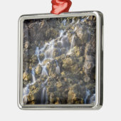 Brine fällt aus vulkanischem Gestein ab 2 Silbernes Ornament (Links)