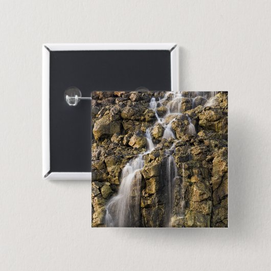 Brine fällt aus vulkanischem Gestein ab Button (Vorne & Hinten)