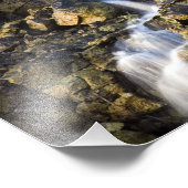 Brine fällt aus vulkanischem Gestein ab Fotodruck (Ecke)