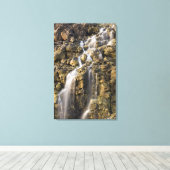 Brine fällt aus vulkanischem Gestein ab Leinwanddruck (Insitu (Holzboden))