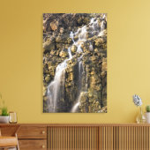 Brine fällt aus vulkanischem Gestein ab Leinwanddruck (Insitu (Wohnzimmer))