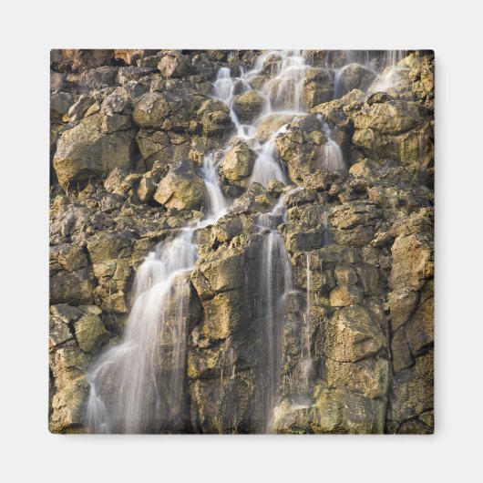 Brine fällt aus vulkanischem Gestein ab Magnet (Vorne)