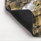 Brine fällt aus vulkanischem Gestein ab Mousepad (Ecke)