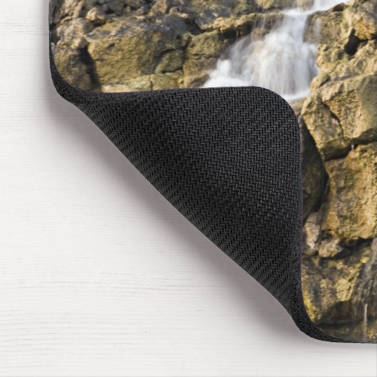 Brine fällt aus vulkanischem Gestein ab Mousepad (Ecke)