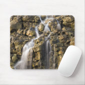 Brine fällt aus vulkanischem Gestein ab Mousepad (Mit Mouse)