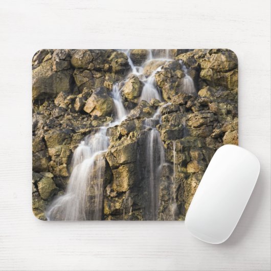 Brine fällt aus vulkanischem Gestein ab Mousepad (Mit Mouse)