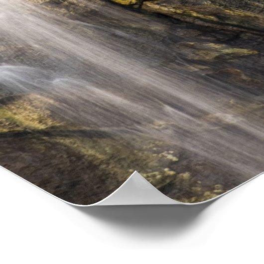 Brine fällt aus vulkanischem Gestein ab Poster (Ecke)
