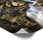 Brine fällt aus vulkanischem Gestein ab Poster (Ecke)