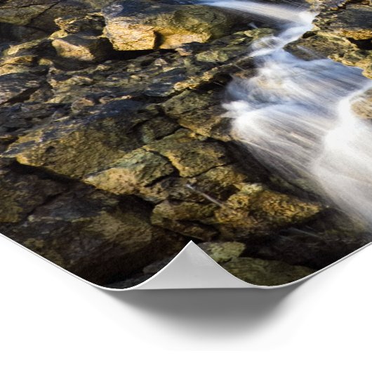 Brine fällt aus vulkanischem Gestein ab Poster (Ecke)