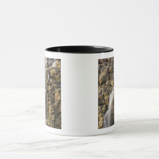 Brine fällt aus vulkanischem Gestein ab Tasse (Zentrum)