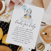 Bring ein Buch für das Baby. Niedlicher Pinguin Begleitkarte