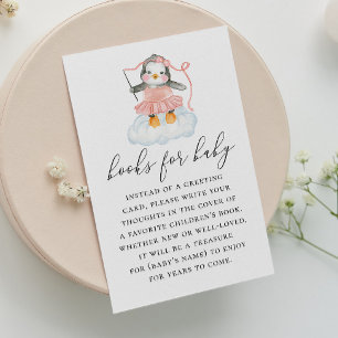 Bring ein Buch für das kleine Mädchen. Niedliches  Begleitkarte